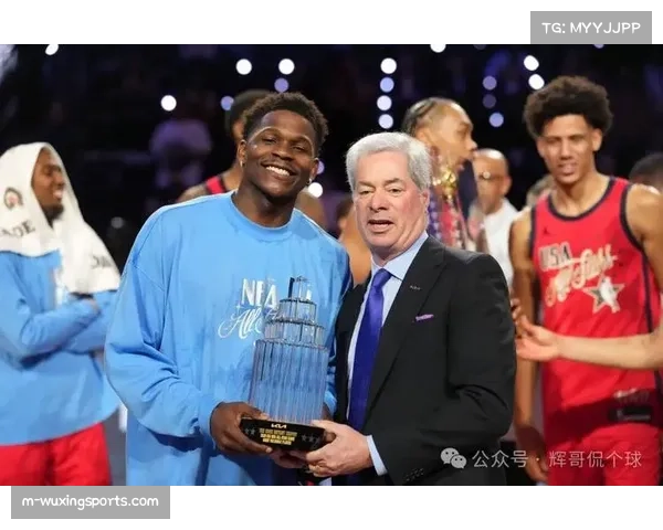 终场哨响,爱德华兹高举科比杯接受全场欢呼